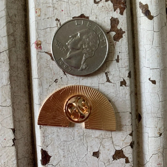 Brand new fun and bright enamel pin rainbow pride - Picture 3 of 3